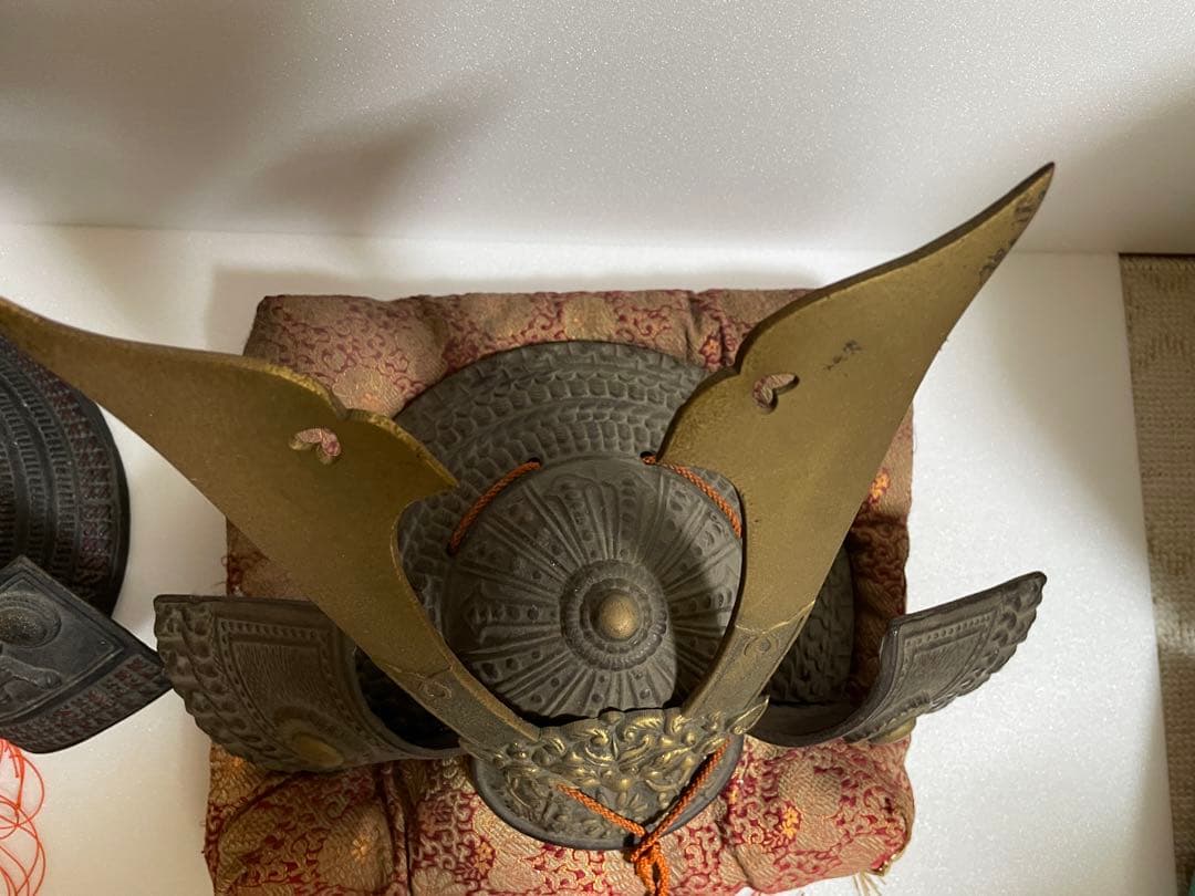 金属製の武具飾り 獅子・龍彫刻付き ２個セット