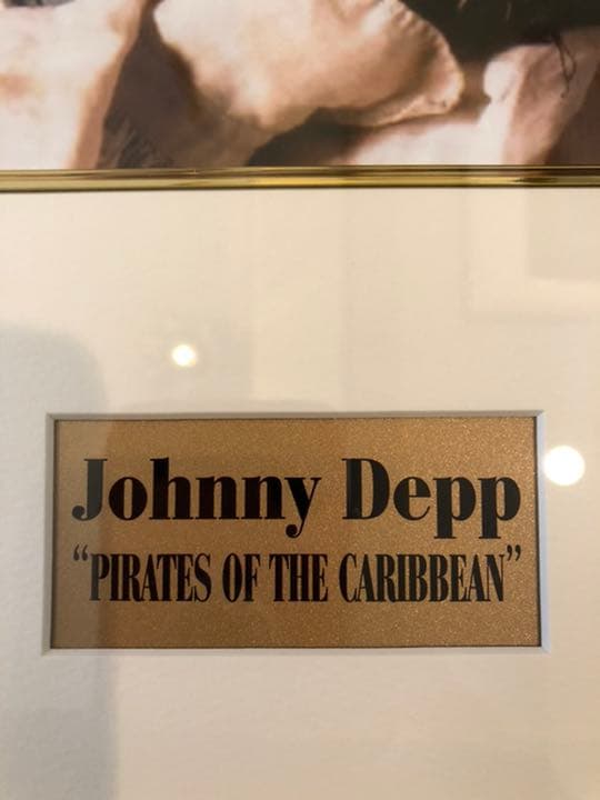ジョニー・デップ　直筆サイン　写真〔パイレーツ・オブ・カリビアン〕