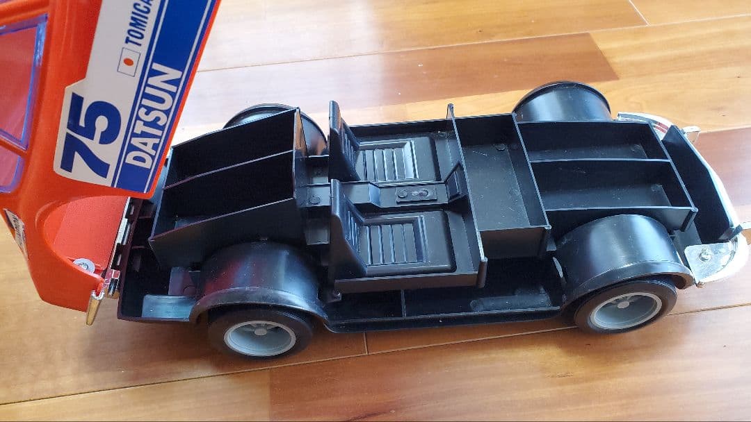 TOMICA DATSUN ミニカー オレンジ