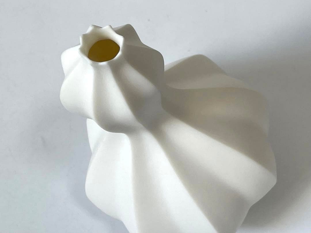陶芸家　作家物　人気作家　若杉聖子　白磁　一輪挿し　花入　花瓶　共箱
