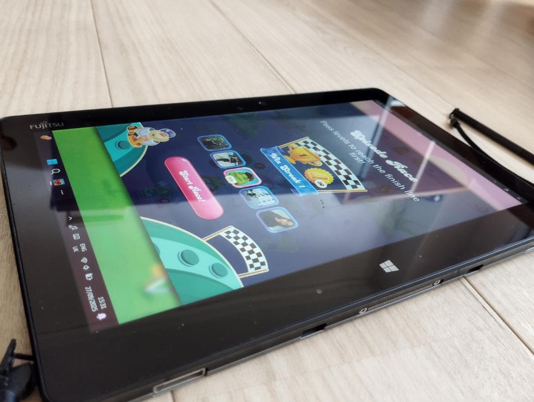 Fujitsu タブレット（モデル不明 / Windows 搭載）