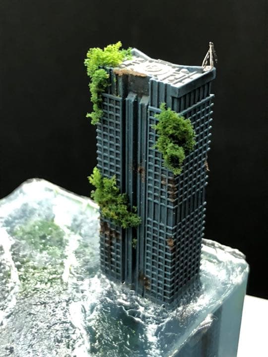 水没ジオラマ　廃墟ビルに泳ぐジンベイザメ