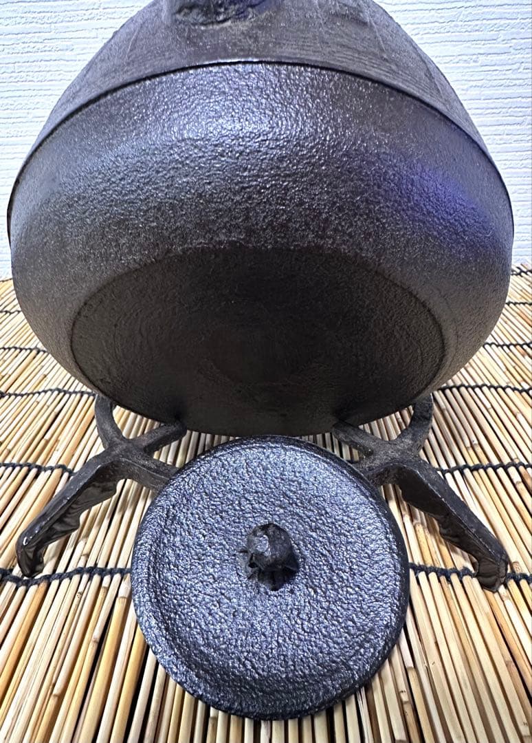 未使用、供箱等付属品付　南部盛栄堂販売 南部鉄瓶作家 及川 恒作 １５型雨地文