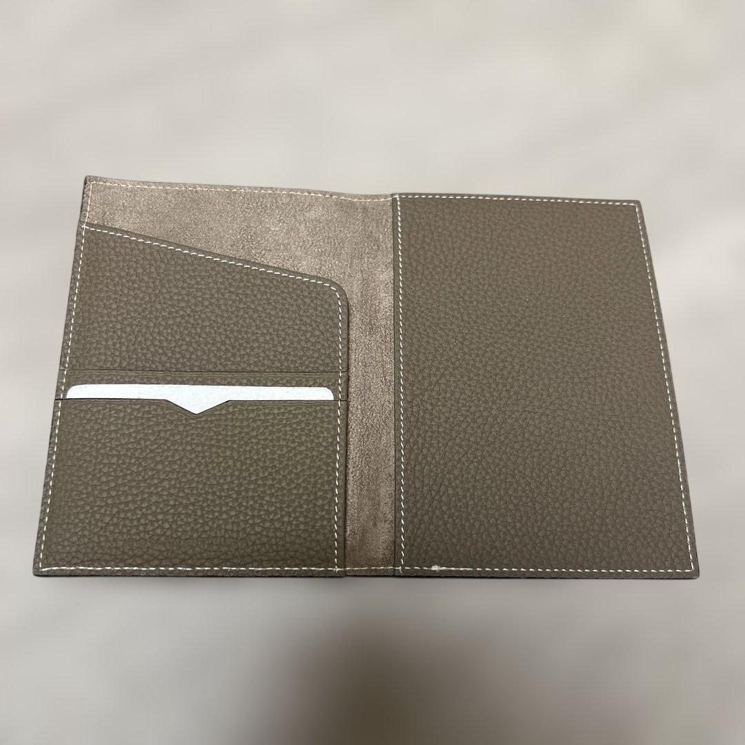 セール中✨【美品】ボナベンチュラ パスポートケース シュリンクレザー エトープ