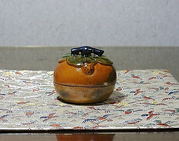 嵯峨焼　落柿舎 造　柿（俳句入）香合　無傷　共箱　保証。