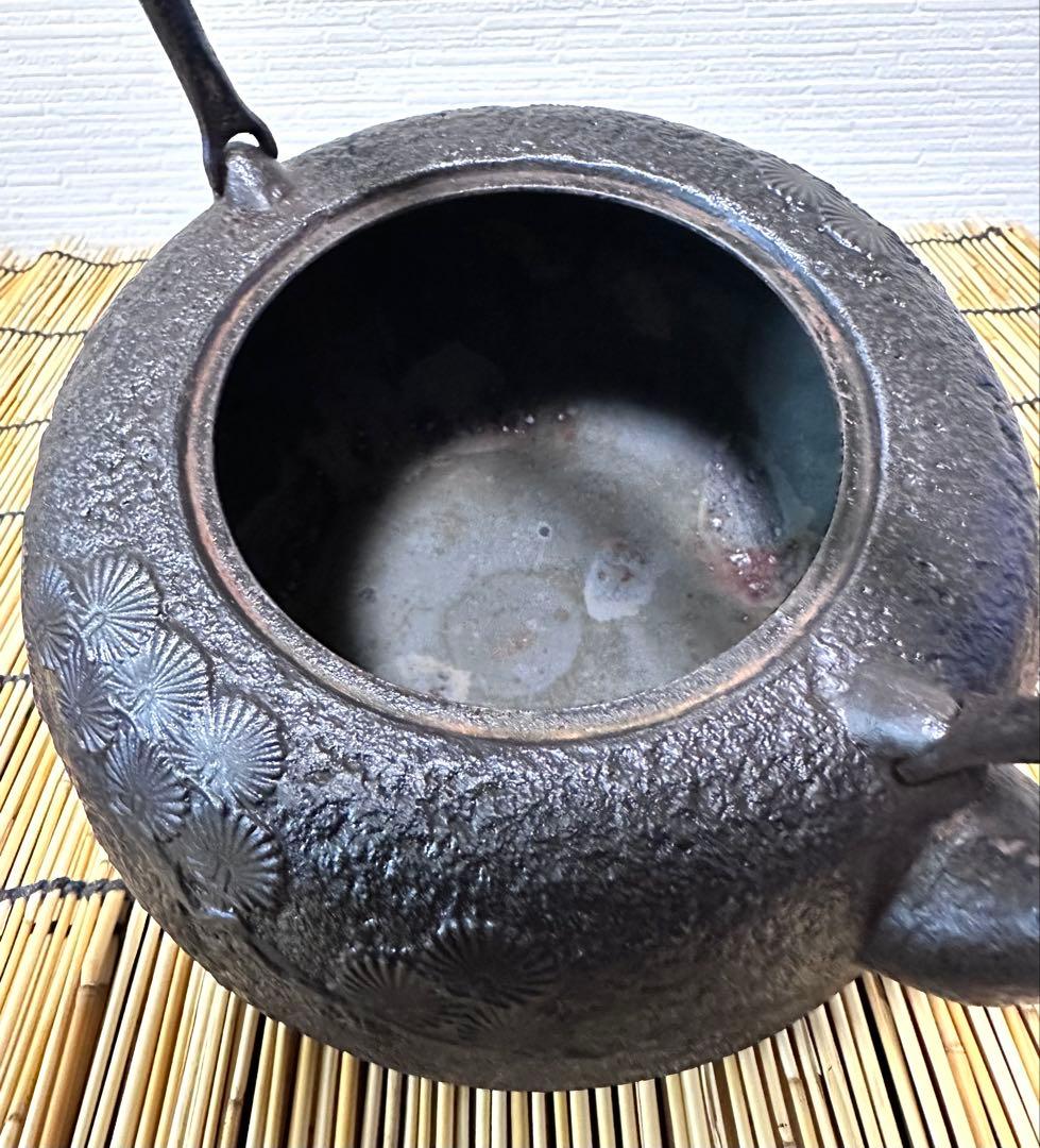 ＵＳＥＤ品 南部清茂造　１５型松文様　鉄瓶　南部鉄瓶　南部鉄器　鉄瓶