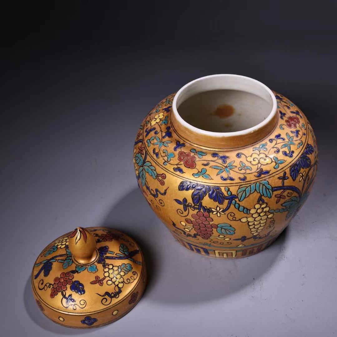 中国古美術・旧蔵・純手描き・描金と粉彩将軍缶・箱付・置物・観賞瓶・文房具·時代物