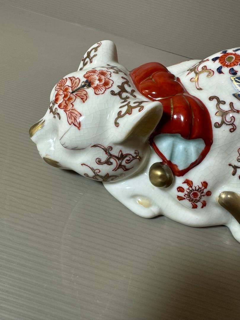 2780 伊万里　眠り猫　金鈴　 牡丹花文様　置物　縁起物