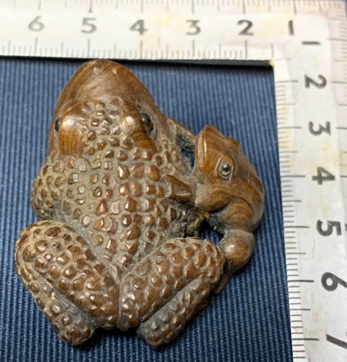 蛙根付  蛙 骨董 カエル 置物 縁起物  レトロ アンティーク　銘あり