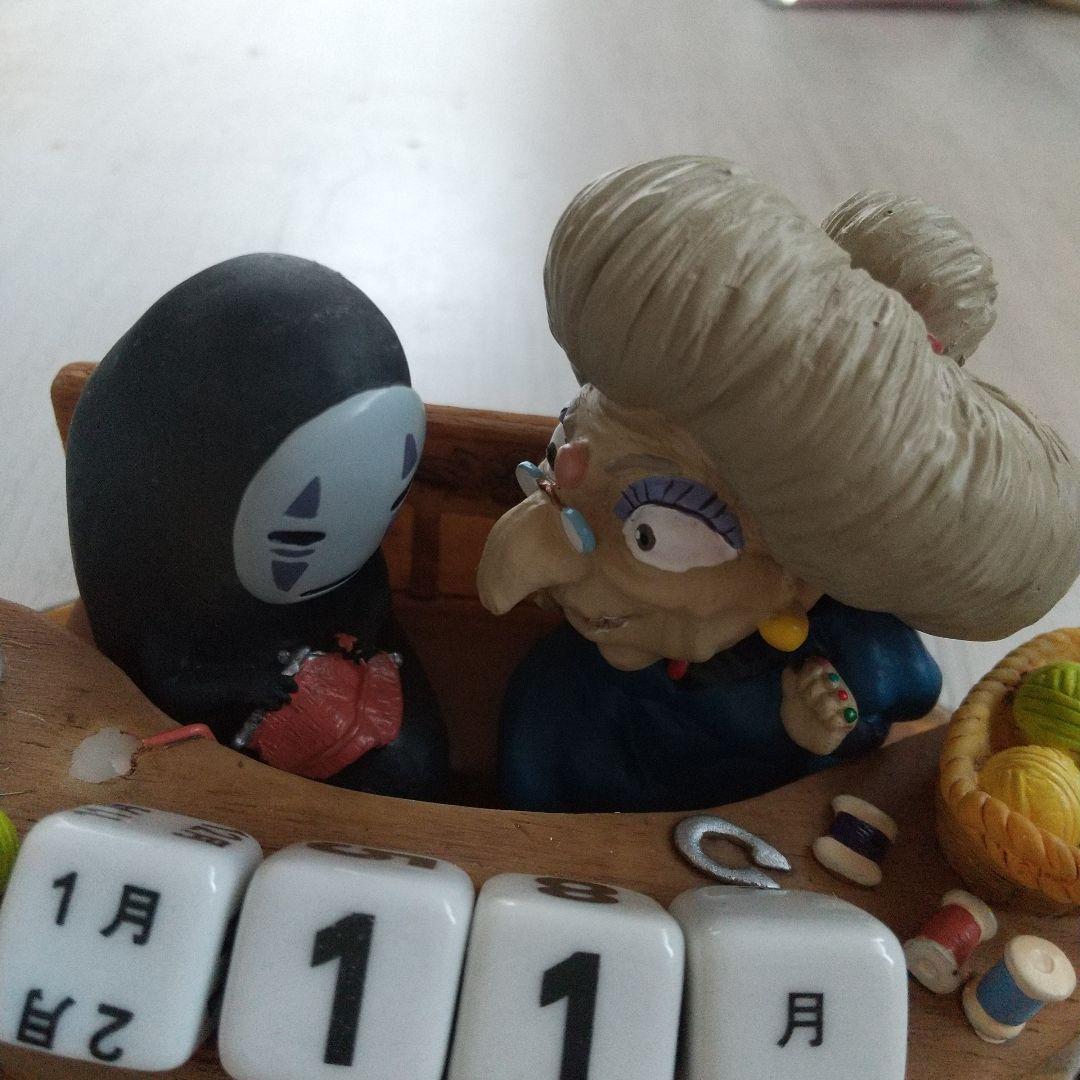 美品　廃盤品　千と千尋の神隠し フィギュア　万年カレンダー　ジブリ