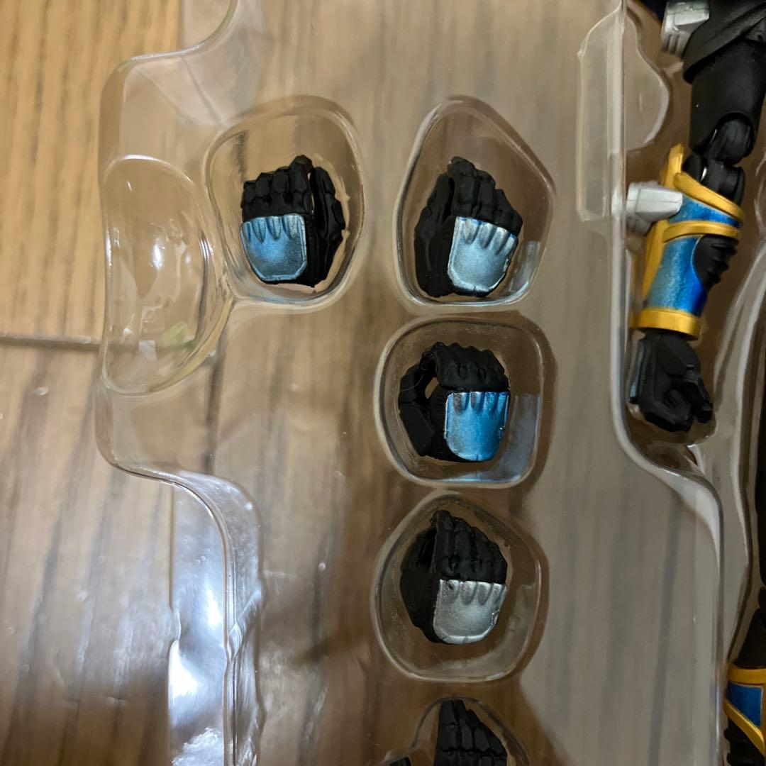 フィギュアーツ　仮面ライダー　ナイト　サバイブ　龍騎　リュウキ　ガヴ　ギーツ