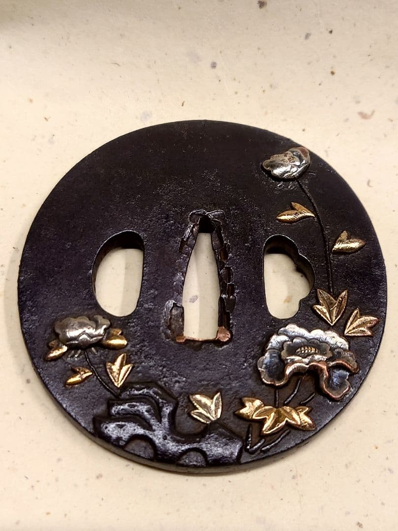 花と葉の金色装飾 鍔(つば)