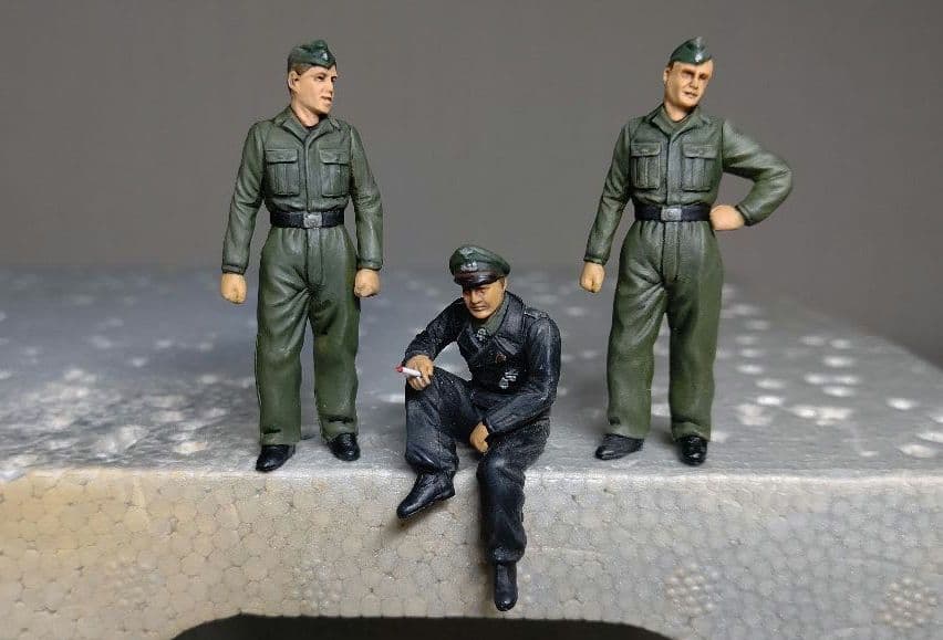 タミヤ模型 完成品 1/35 ドイツ18トン重ハーフトラック ドイツ兵9体付き