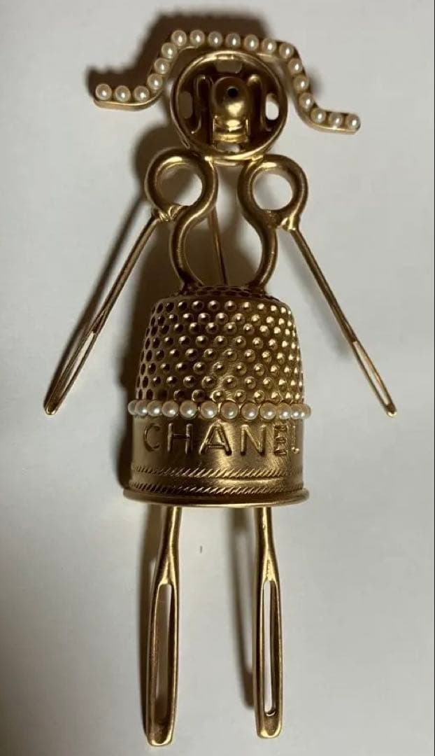 シャネル ランウェイ ゴールドトーン ソーイング レディ ピン