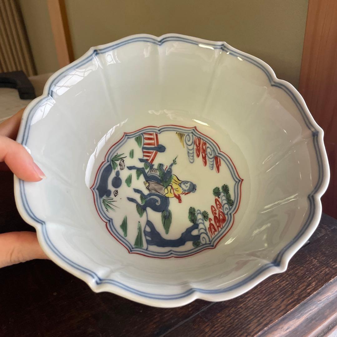 波型の陶器ボウル 色とりどりの絵柄