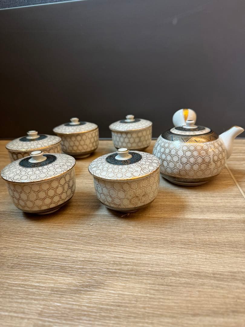 1503  九谷焼　金亀甲模様　茶器セット　急須1  湯呑蓋付5  金彩