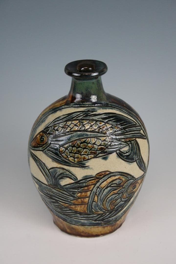 壺屋焼 人間国宝 金城次郎 作　飴釉窓絵双魚文扁壺
