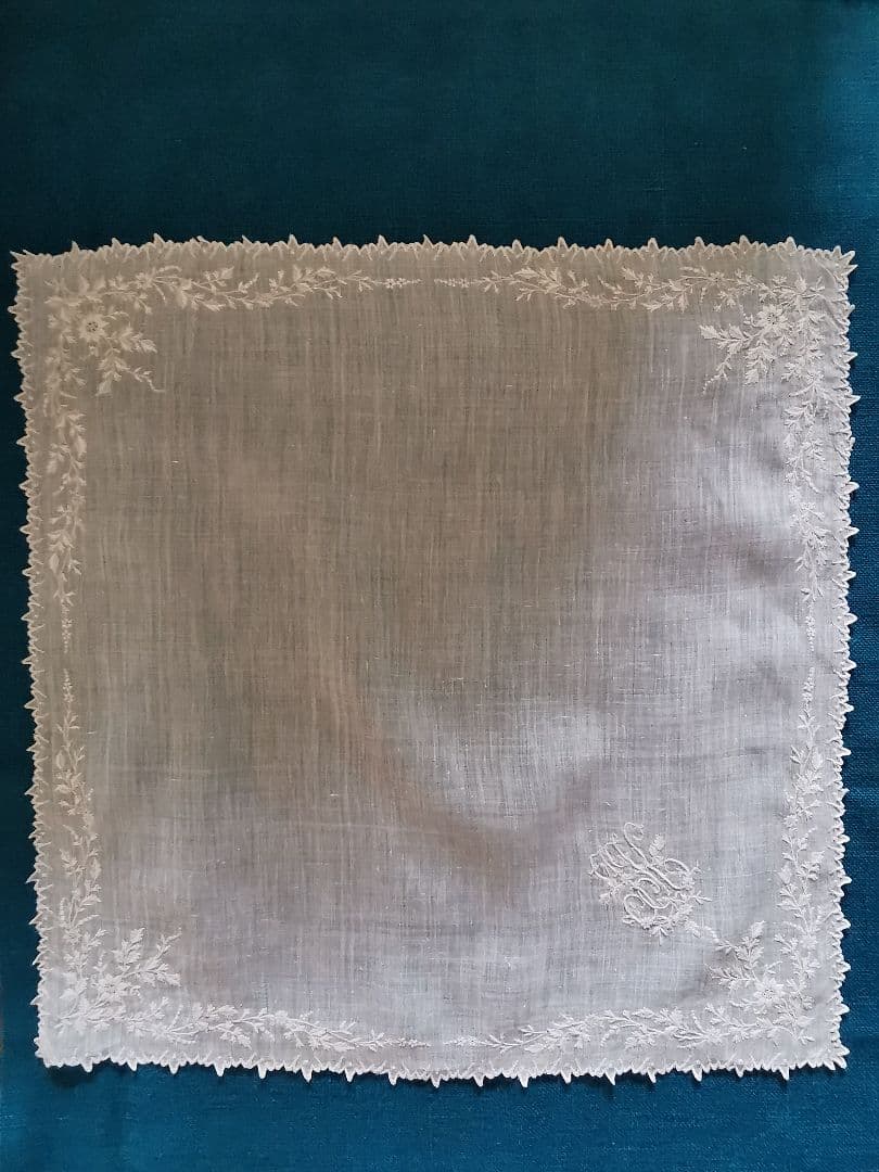 アンティークフランス 精緻なスカラップ 草花刺繍ハンカチーフ 花文字イニシャル