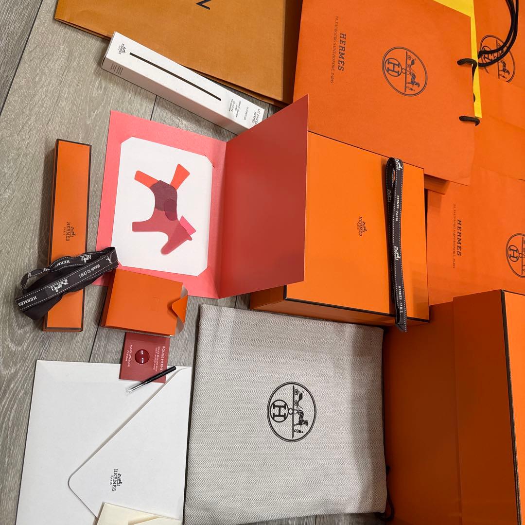 ブランドの箱や紙袋（Louis Vuitton, Chanel, Hermès）