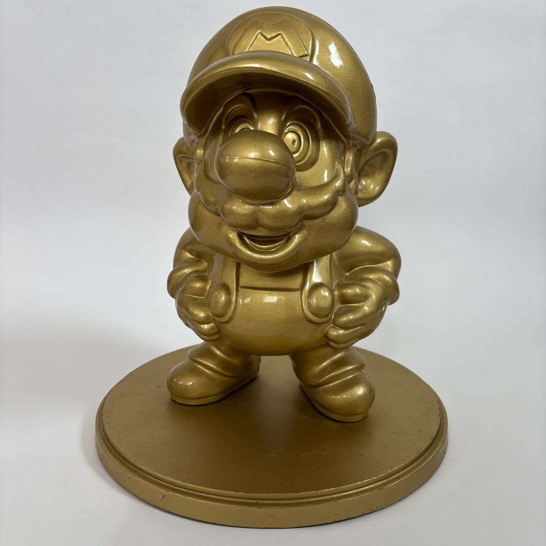 ゴールドマリオ像
