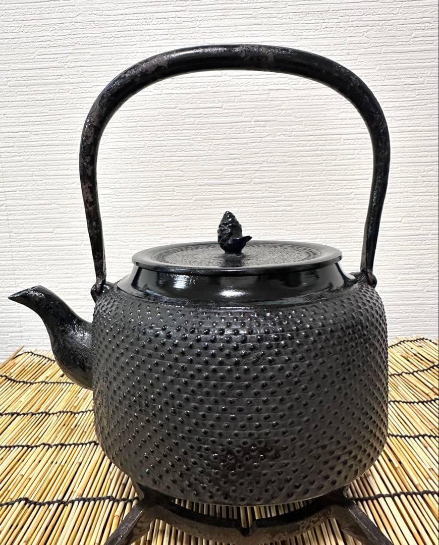 未使用品、付属品付　南部長寿堂造　１８型万代屋アラレ　南部鉄瓶　南部鉄器　鉄瓶