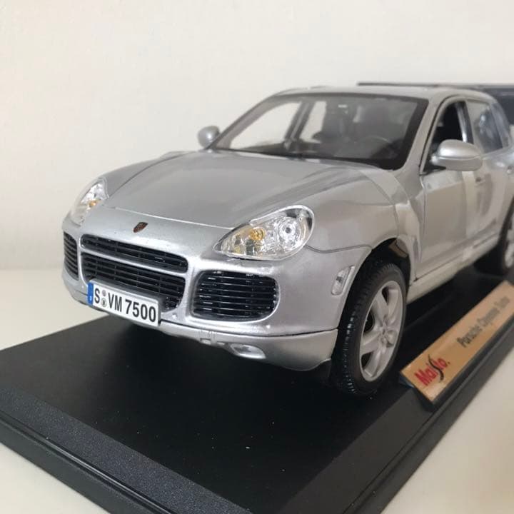 1/18 MAISTO ダイキャスト　ミニカー　ポルシェ　カイエン　ターボー