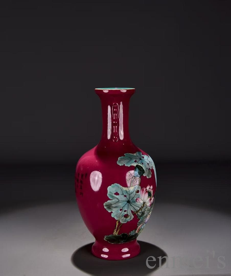 中国古美術・清代乾隆年製・粉彩赤地・自在観音図双耳瓶・花瓶・唐物・陶磁器・蓮華紋