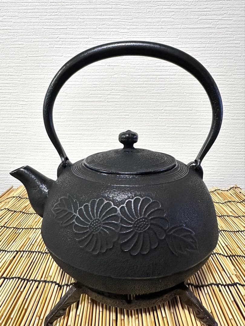 未使用品、供箱、栞付　南部及春南部宝星堂造　２２型　平丸菊　鉄瓶　南部鉄瓶