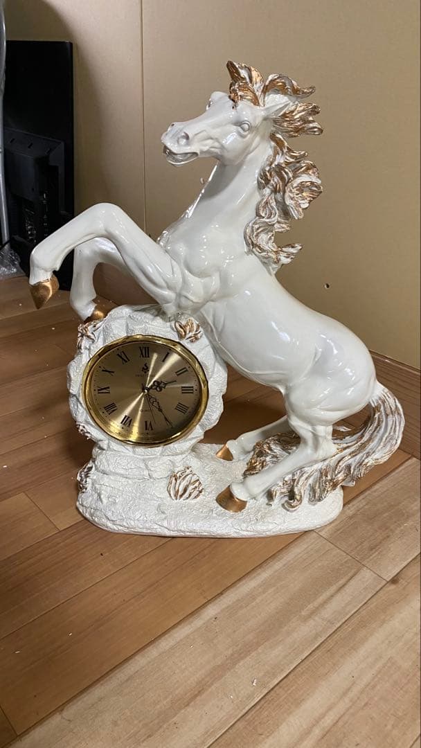 白い馬の陶器時計