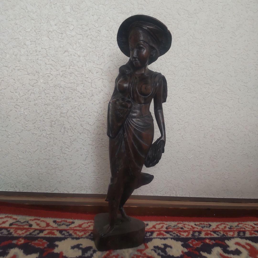 木製女性彫刻