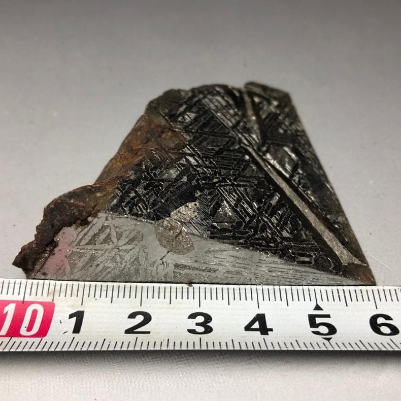 M　隕石 鉄隕石　アルタイ隕石　原皮付き　ナチュラル　原石　重さ約153ｇ