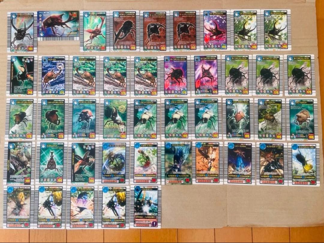 ムシキングのカード125枚とカードケース(一部セロハンで補強止有)とシールセット