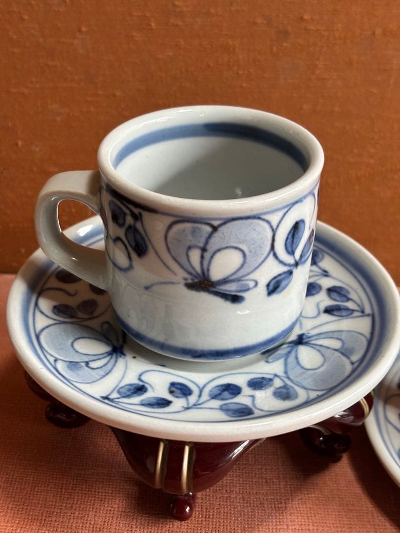 大英博物館日本人初個展鬼才澤田痴陶人作染付飛蝶草繋文珈琲碗皿二客揃　未使用