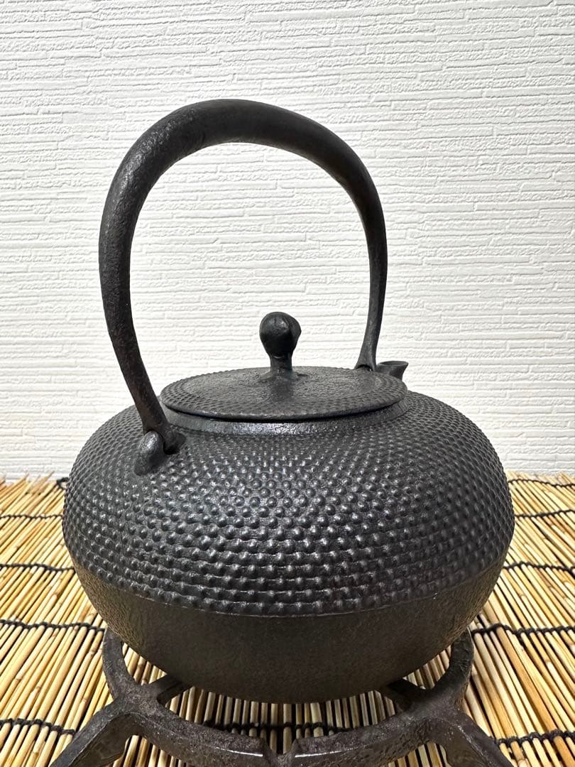 未使用品、タグ付　南部虎山工房前田知行造　１２型　南部鉄瓶　南部鉄器　鉄瓶