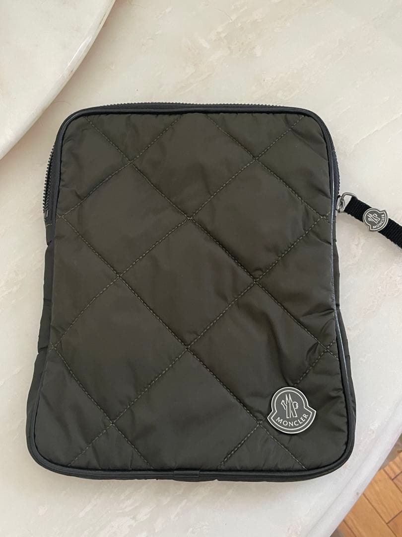 モンクレール　オリーブグリーン iPadケース キルティングデザイン