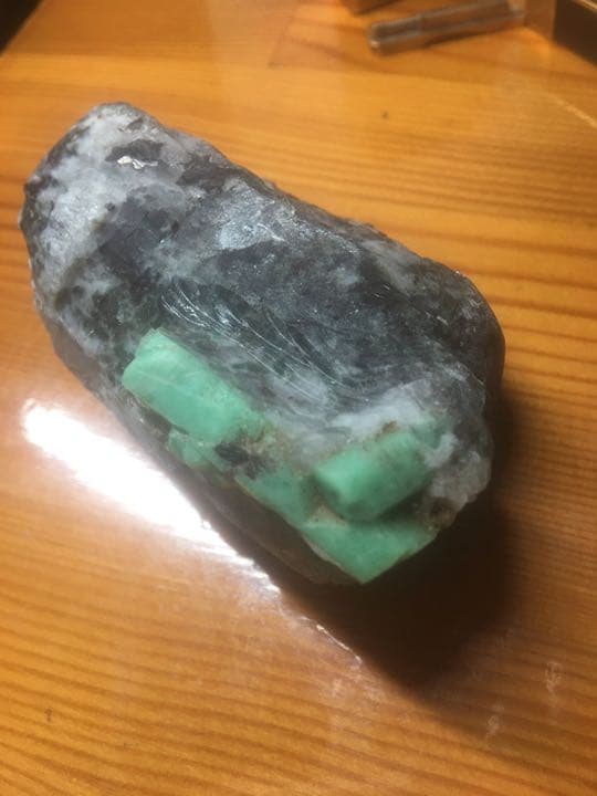 含浸無非加熱 母岩削出 コロンビア産エメラルド原石 計3.24カラット緑柱石鉱物