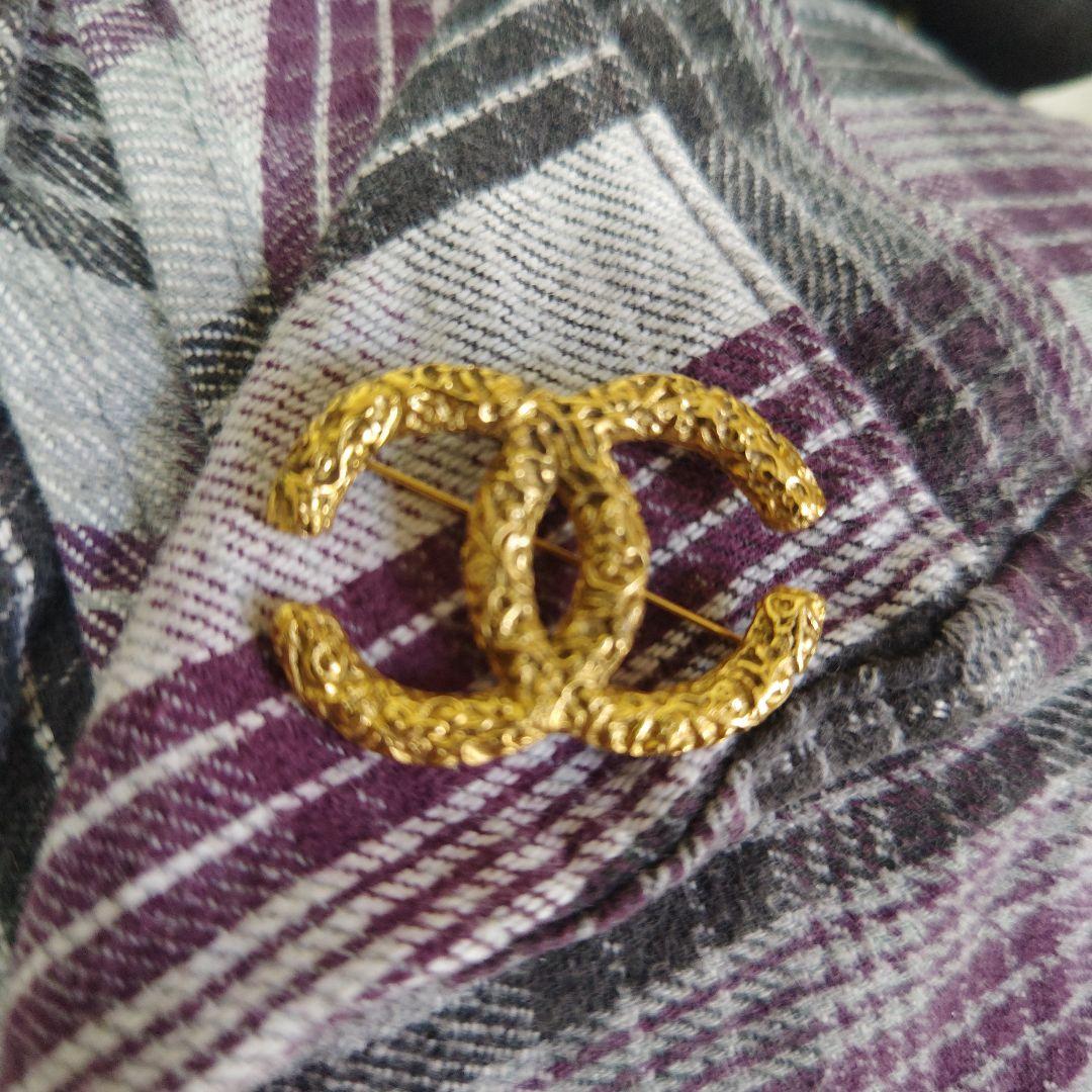 CHANEL ゴールド ダブル シャネルロゴブローチ