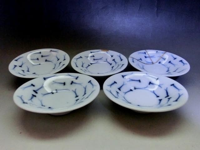 小皿■【大明成化年製】メダカ紋染付手塩皿 5客 金継ぎ直有 小魚 時代物 骨董■