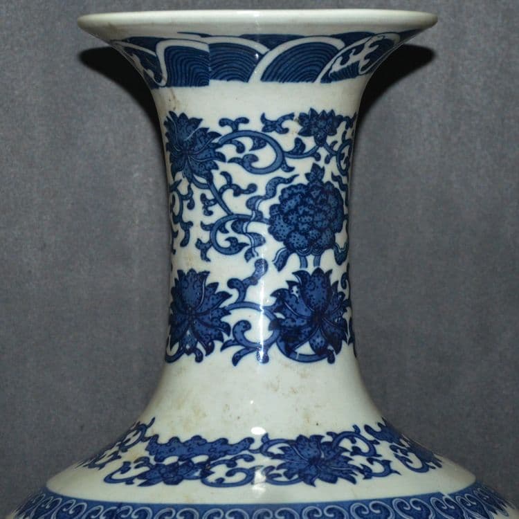 青花八宝纏枝蓮賞瓶  景徳鎮 陶磁器 装飾品 工芸品 美術品 置物