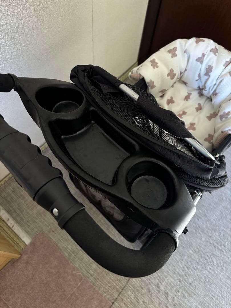 黒の折りたたみ式ベペットカート ベア柄クッション付き