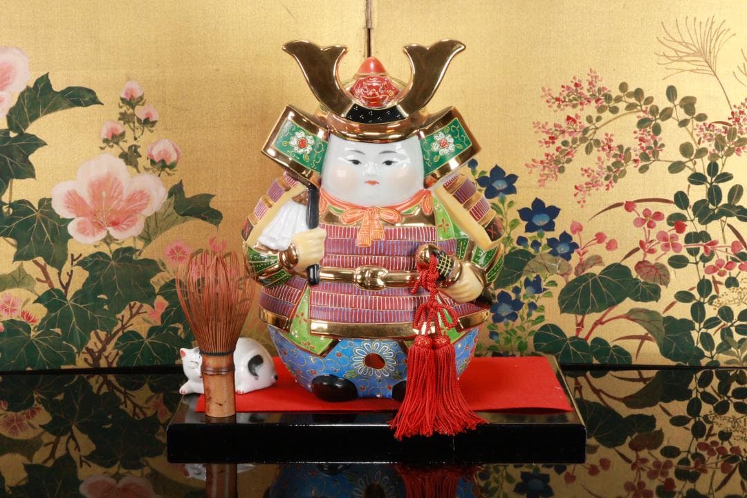九谷焼　色絵金彩　武者人形　8.5号　高さ26㎝　錦九谷　飾台付　BE882