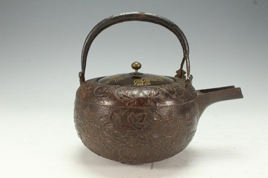 古鉄 纏枝蓮花紋 蒔絵蓋 鉄瓶 注器(K-LC688)