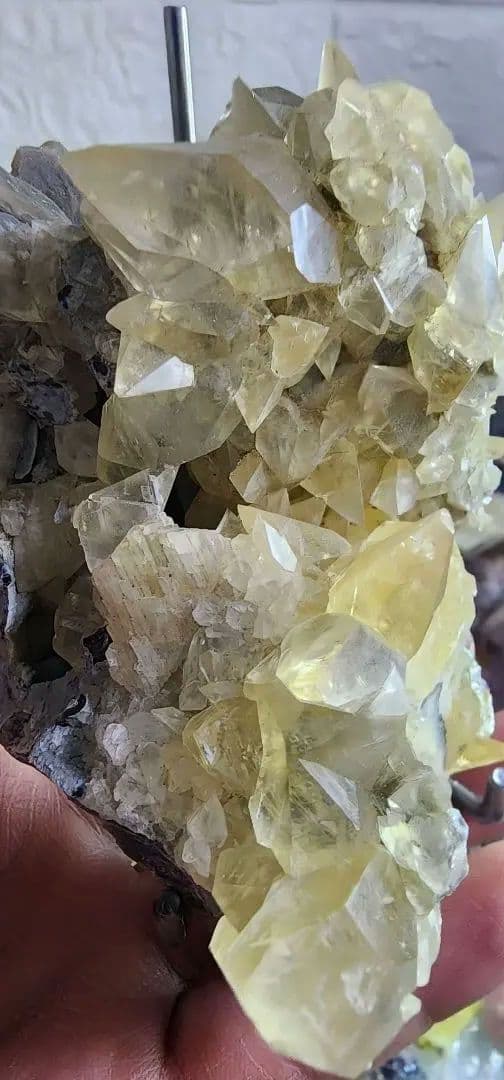 黄色牙方解石