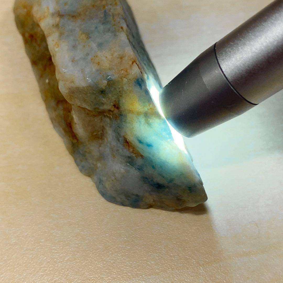 糸魚川翡翠　入りコン沢青翡翠　38g　鉱物標本