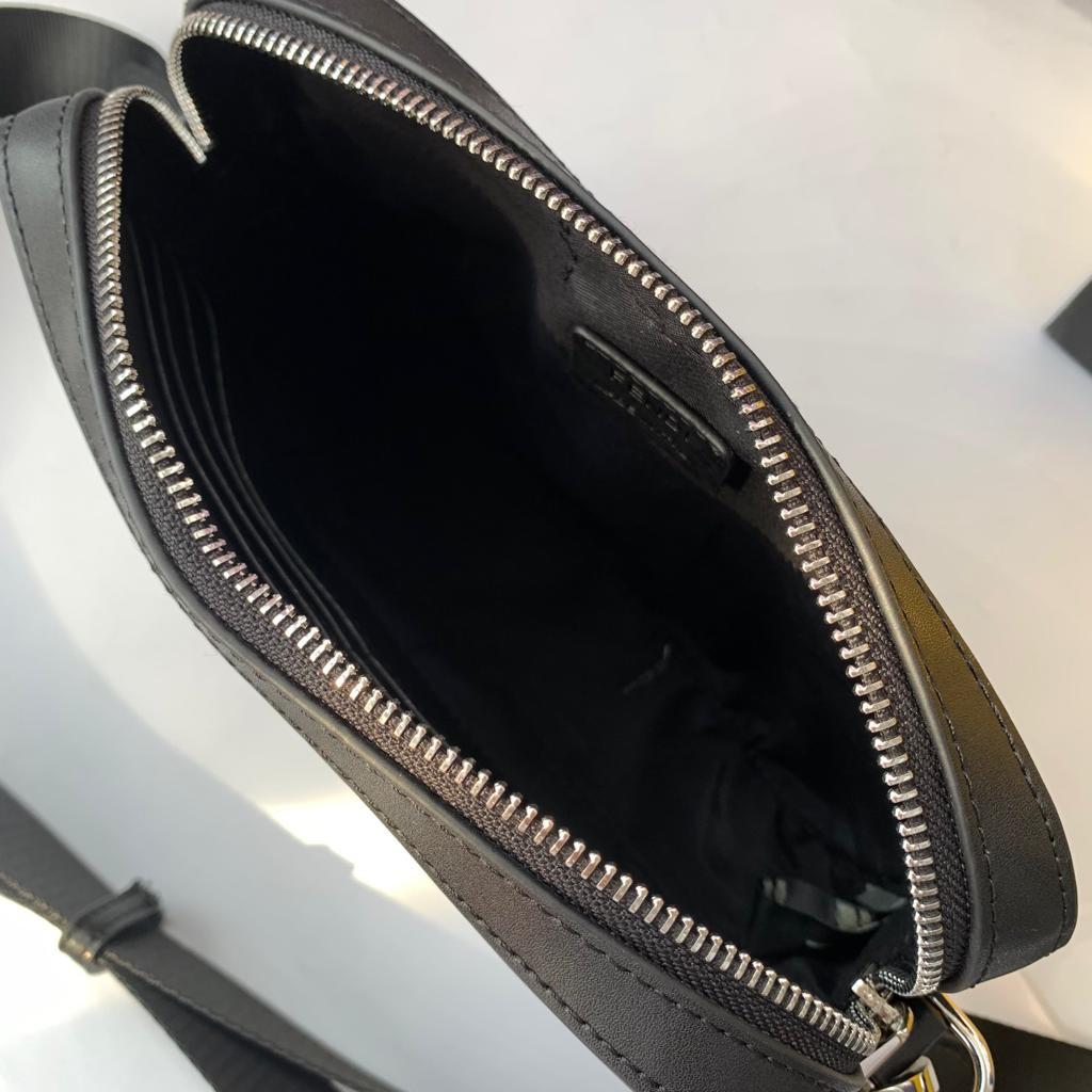 大人気！FENDI ショルダーバッグ ブラック/イエロー