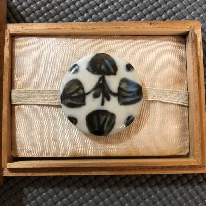 新井謹也 孚鮮 作 帯留め　呉須　椿