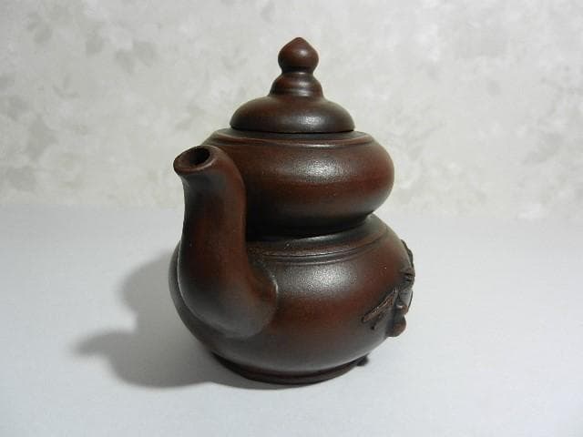 宜興紫砂茶壷（底款「徐漢棠制」、高さ１０ｃｍ、横幅１３ｃｍ、容量１５０ｃｃ）