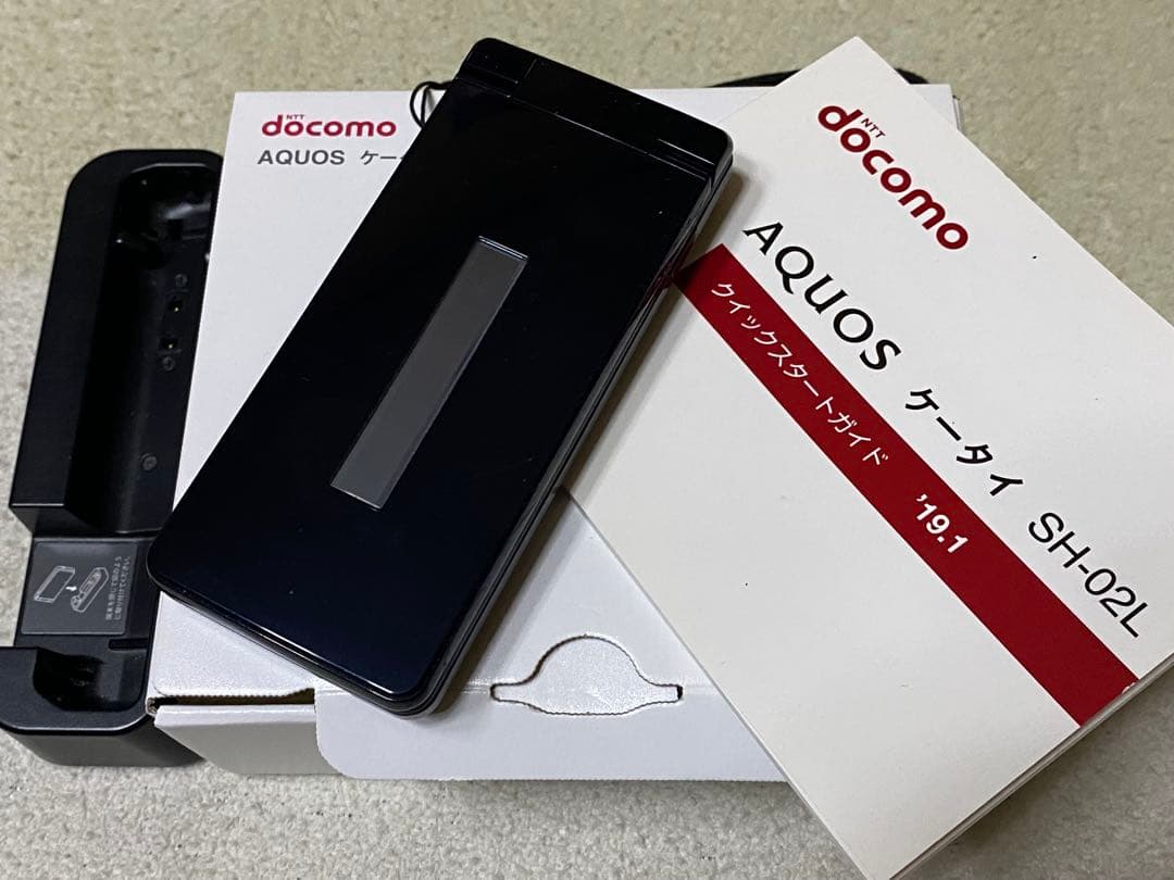 ドコモAQUOS ケータイ SH-02L ブラック 本体　箱卓上ホルダ付き