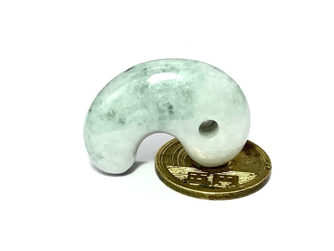 ⭕️高価な氷種　糸魚川翡翠勾玉*ジェダイト　10万円以下ではありません‼️ 鑑定済み