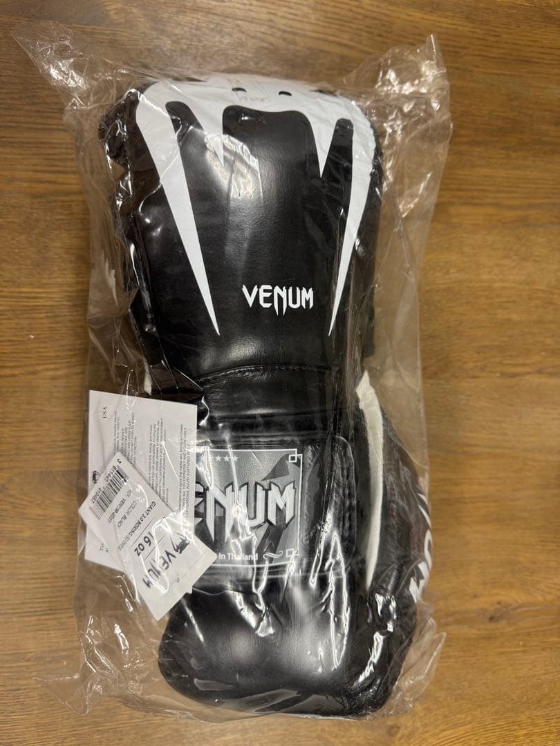 【希少16OZ】Venum Giant 3.0 ボクシンググローブ 黒/白
